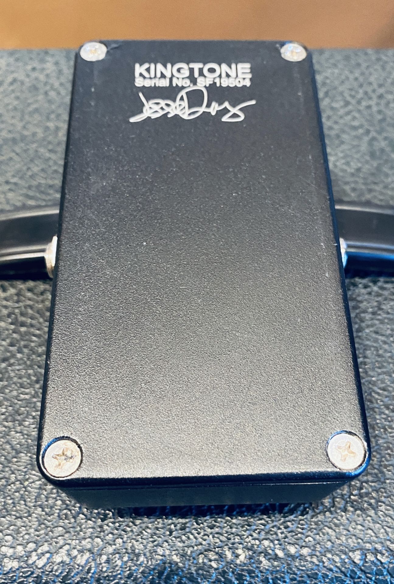 Kingtone Mini Fuzz “Si” – Silicone Fuzz by Jesse Davey Kingtone Mini Fuzz “Si” – Silicone Fuzz by Jesse Davey