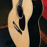 Santa Cruz “OM” Model Acoustic Guitar 2022- Natural Finish with “Bearclaw Top” in Mint Condition!