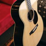 Santa Cruz “OM” Model Acoustic Guitar 2022- Natural Finish with “Bearclaw Top” in Mint Condition!